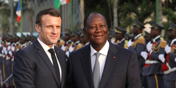 Emmanuel Macron, en compagnie d'Alassane Ouattara, son homologue de la Côte d'Ivoire.