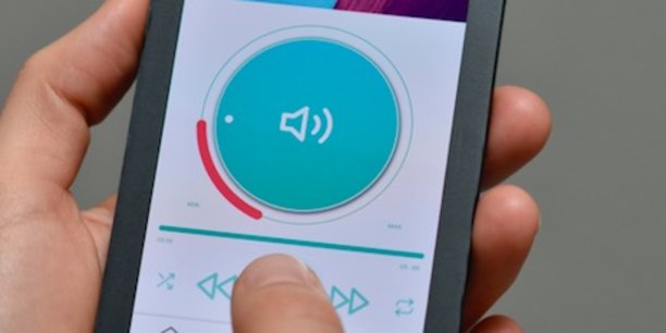 Grâce à une technologie embarquée dans un écran, l'Hap2phone de la société iséroise Hap2U est capable de reproduire des sensations telles que le clic d'un bouton, le toucher d'une molette ou d'un curseur.