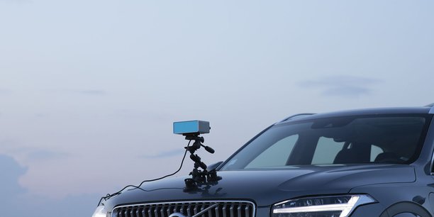 Dotée d’un signal multispectral, la caméra (ci-dessus, dans une version expérimentale) mise au point par Outsight pourrait équiper les voitures autonomes. Une ligne de production doit voir le jour d’ici à 2021 grâce à une récente levée de fonds de 18 millions d’euros.