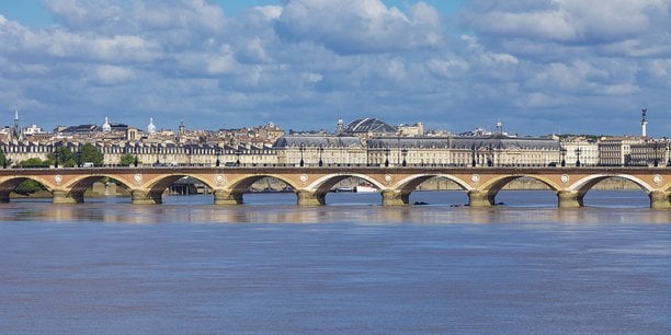 Une armoire de répartition de fibre optique a été installée par Orange à l'intérieur du pont de pierre, sur la rive droite.
