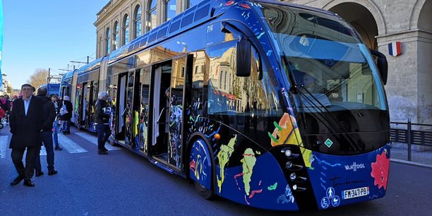 Longs de 24 m, les bus choisis par Nîmes Métropole ont été peints par l'artiste nîmois Michel Tombereau