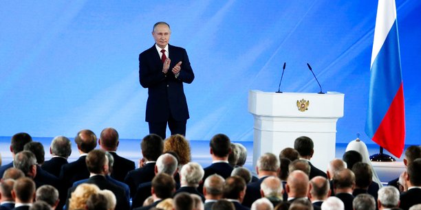 Le président russe Vladimir Poutine se joint aux applaudissements après son discours sur l'état de la nation, le 15 janvier 2020, à Moscou.