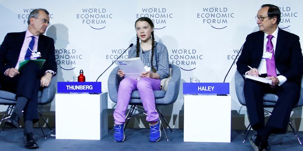 L'an dernier, Greta Thunberg, militante écologiste suédoise de 16 ans, participait déjà au Forum économique mondial (WEF) à Davos, en Suisse (ici lors d'une table ronde entre François Villeroy de Galhau gouverneur de la banque centrale française, à gauche, et Willis Towers Watson, PDG de John J.Haley).
