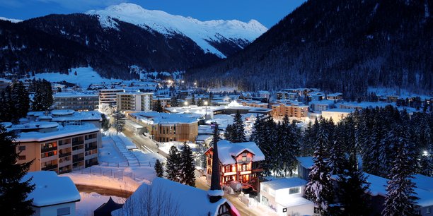 Davos, une douillette station de ski des Grisons (dans l'est de la Suisse) où convergent en janvier les plus éminents des membres de l'élite mondiale pour assister au Forum économique mondial (World Economic Forum).
