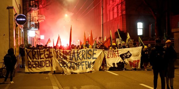 Davos: la police fait usage de gaz lacrymogene pour disperser des manifestants[reuters.com]