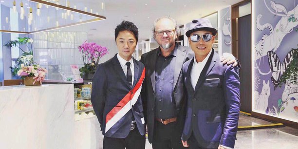 Yannick Kraemer, entouré des responsables d’un salon inauguré à Chengdu, en Chine.