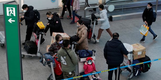 L'épidémie, qui a contaminé plus de 14.000 personnes dont plus de 300 mortellement, a entraîné la paralysie de pans entiers de l'économie chinoise, la population terrifiée préférant rester chez elle.