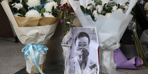 Après avoir voir fait ses révélations, le Dr Li Wenliang avait été convoqué par la police, qui l'avait accusé de propager des rumeurs. Mort à 34 ans à peine, après avoir été contaminé par un patient qu'il soignait, il fait désormais figure de héros national face à des responsables locaux accusés d'avoir caché les débuts de l'épidémie.