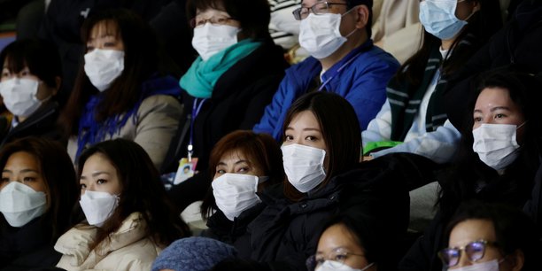 Aux Championnats de patinage artistique des Quatre Continents 2020, à Séoul (Corée du Sud), ce 7 février 2020, les spectateurs portent tous leur masque de protection respiratoire contre le nouveau coronavirus issu de Chine.