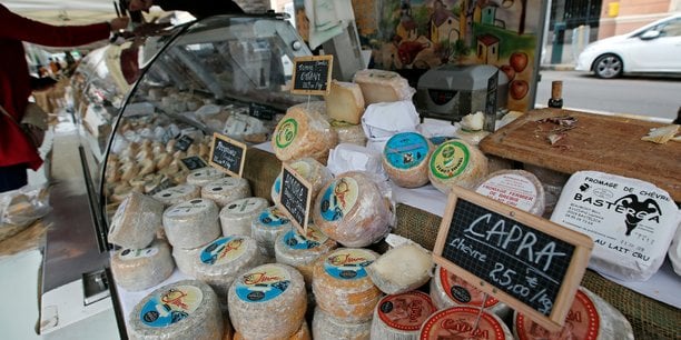 Étal d'un marchand de fromages corses sur le marché d'Ajaccio (photo prise le 6 février 2018).