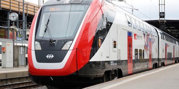 Exemple de la production récente de sa branche de matériel ferroviaire, le train à double étage Bombardier FV-Dosto Ville de Genève de l'opérateur ferroviaire suisse CFF en gare de Zurich (Suisse), le 29 avril 2019.