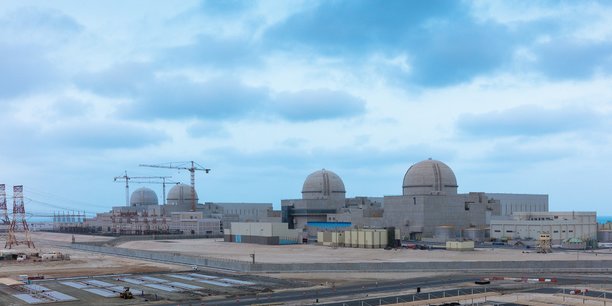 Lorsqu'ils seront pleinement opérationnels, les quatre réacteurs auront la capacité de produire environ 25% des besoins des Émirats arabes unis, pays riche en pétrole.