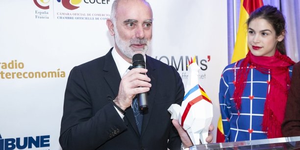 Laurent Gauze reçoit le prix décerné, le 19 février, par Le Courrier d'Espagne