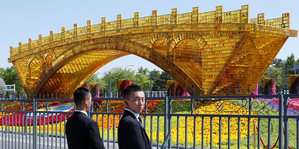 L'œuvre artistique le pont d'or de la route de la soie a été installée dans le parc olympique de Pékin.