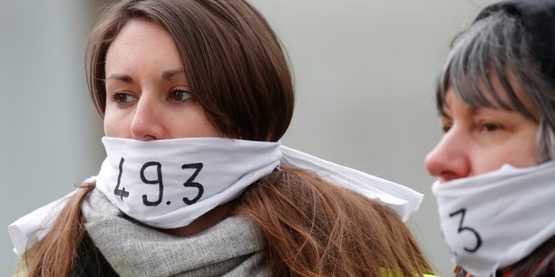 Des manifestants protestent contre le recours au 49-3, le 3 mars 2020, à Paris.