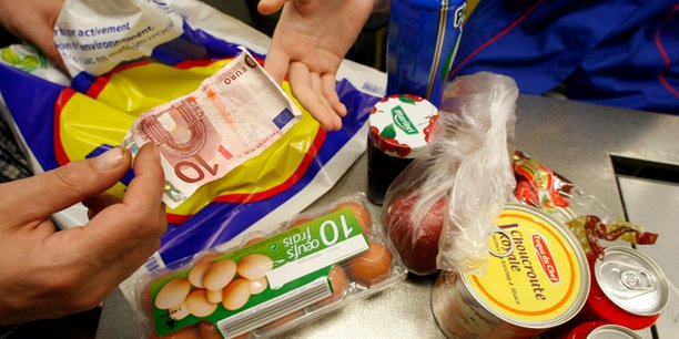En 2018, sur les 63,1 euros de valeur ajoutée induits en France par 100 euros de consommation alimentaire, l'industrie alimentaire en récoltait 10,4, le commerce (inter-entreprises et de détail) 15,3 et l'agriculture 6,9.