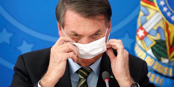 Pendant une conférence de presse, Jair Bolsonaro a retiré et remis une douzaine de fois son masque, pour le laisser finalement pendre à une oreille.