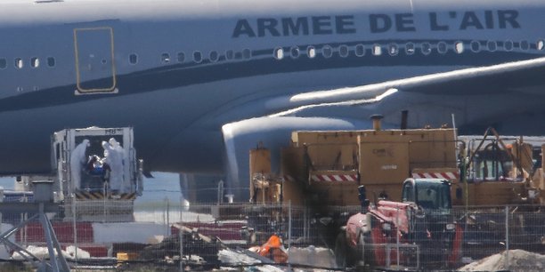 Sortie des six premiers patients transférés de Mulhouse par l'avion hôpital Morphée ce samedi 21 mars à l'aéroport de Bordeaux.