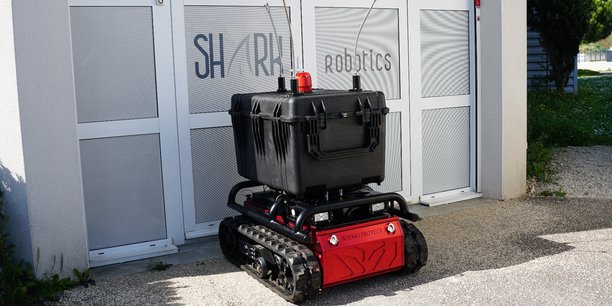 La PME rochelaise Shark Robotics a adapté son robot Rhyno Protect pour lui permettre de décontaminer 20.000 m2 de locaux en trois heures.