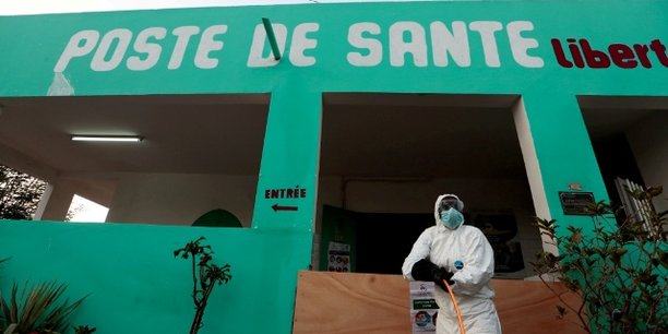 Un agent du service d'hygiène local lors d'une opération de désinfection à l'intérieur d'un centre de santé de la capitale sénégalaise Dakar, le 1er avril 2020.