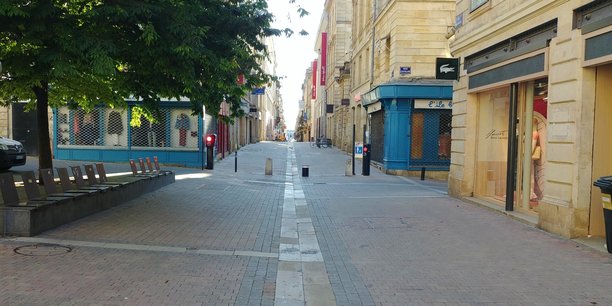 La rue Porte Dijeaux, dans le centre-ville de Bordeaux, était quasi-déserte ce mercredi 15 avril dans la matinée, au 30e jour du confinement.