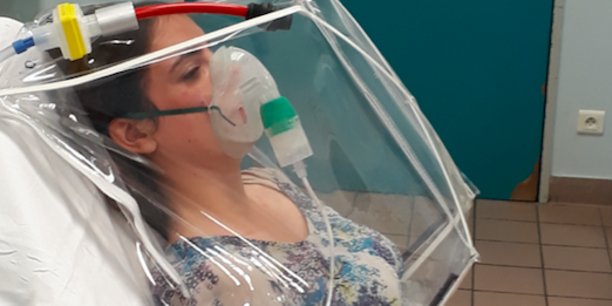 La bulle de protection constitue une première grâce à ses capacités d'aspiration de l'air expulsé par le patient.