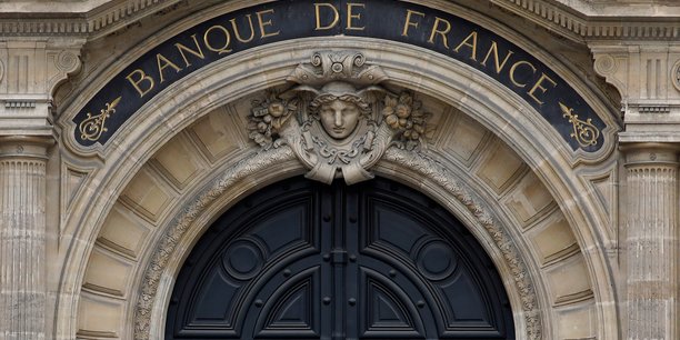 Le ralentissement de l'economie francaise s'est attenue en avril, releve la banque de france[reuters.com]