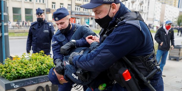 Pologne: gaz lacrymogenes contre des manifestants anticonfinement[reuters.com]