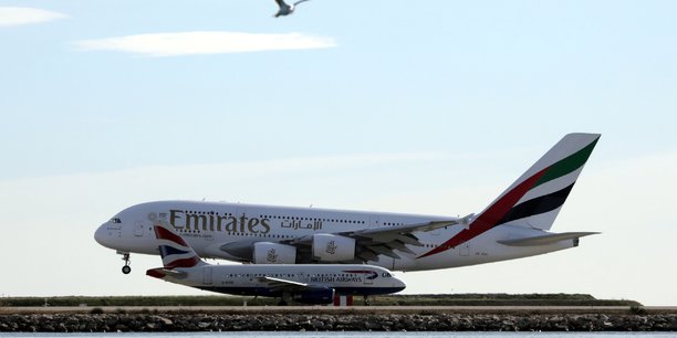Emirates envisage de supprimer environ 30.000 emplois, selon bloomberg[reuters.com]