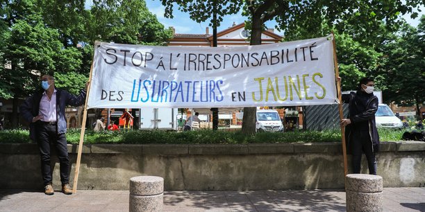 En petit nombre, les commerçants de Toulouse ont manifesté contre un retour des Gilets Jaunes dans le centre-ville, samedi 16 mai.