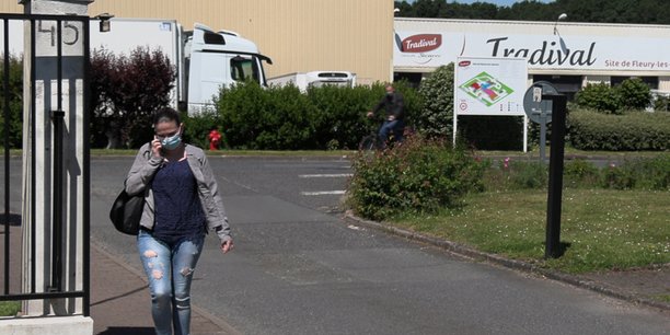 En France, deux abattoirs de l'ouest du pays sont touchés ces derniers jours, avec au moins 100 cas (d'autres tests sont en cours).