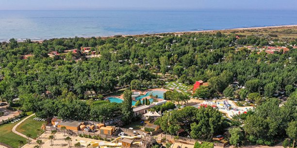Le camping Sérignan-Plage (1 700 emplacements), dans l'Hérault, emploie habituellement 300 personnes durant la saison estivale.