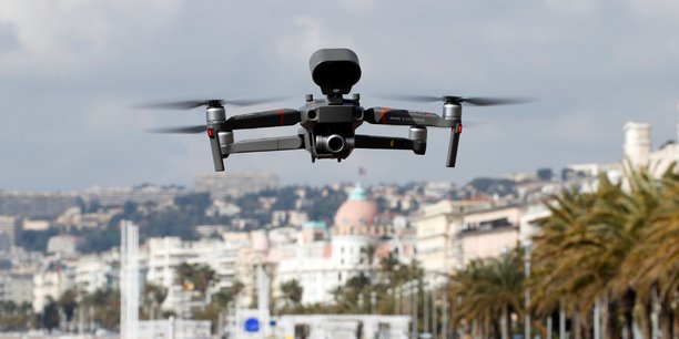 Lors du confinement, un drone survolait la promenade des Anglais, à Nice, pour rappeler les mesures en vigueur.