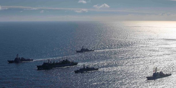 L'us navy ne veut pas de bateau a moins de 100 metres de ses navires[reuters.com]
