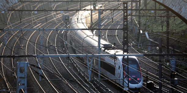Nous enlevons la restriction d'un siège sur deux neutralisé dans les TGV, qui avait été imposée à la SNCF afin de respecter les règles de distanciation, a précisé M. Djebbari, en demandant à l'opérateur public de maîtriser ses tarifs pendant l'été.