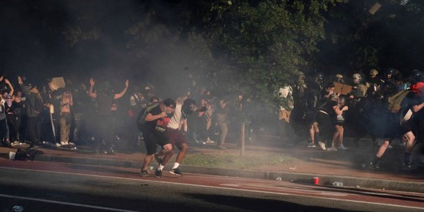 Usa: tirs de gaz lacrymogenes contre des manifestants a washington[reuters.com]