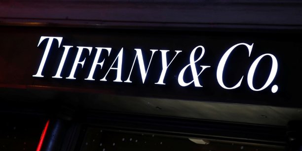 Fondée à New York en 1837 et rendue célèbre dans le monde entier en 1961 par le film Breakfast at Tiffany's (Diamants sur canapé) avec Audrey Hepburn, la maison Tiffany est connue pour ses diamants et la couleur bleu-vert de ses écrins.