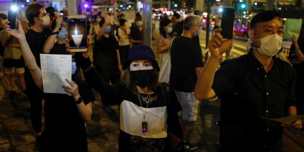 Hong kong: a defaut de veillee, des bougies pour commemorer tiananmen[reuters.com]