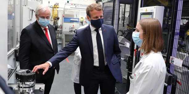 Emmanuel Macron, en visite à l'usine Valeo d'Étaples (Pas-de-Calais) dans le cadre du plan de soutien à la filière automobile, le 26 mai 2020.