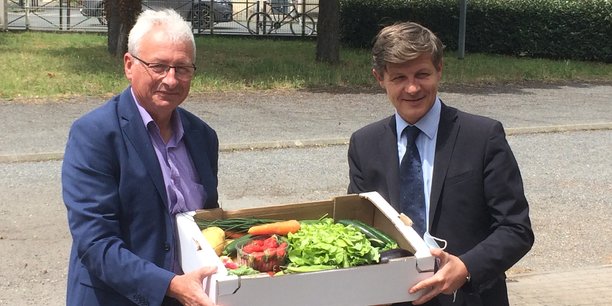 Jean-Louis Dubourg, président de la Chambre d'Agriculture de Gironde, et Nicolas Florian, maire de Bordeaux, présentent les paniers alimentaires issus de l'agriculture locale.