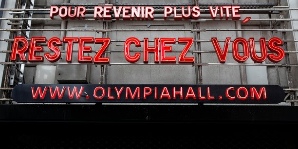 Le fronton à message de l'Olympia, l'une des mythiques salles de spectacles et de concerts parisienne, pendant le confinement (Photo prise le 22 mars 2020).