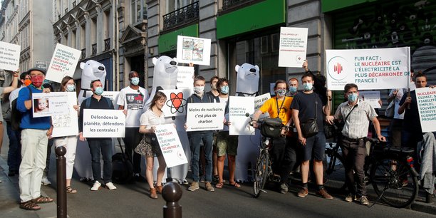 Des pronucleaires manifestent devant le siege parisien de greenpeace[reuters.com]