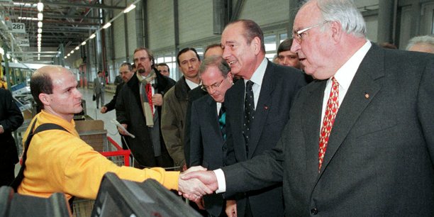 Trois générations de Smart ont été produites à Hambach (Moselle) depuis 1997. (Photo : le 27 octobre 1997, le président français Jacques Chirac et le chancelier allemand Helmut Kohl saluent un ouvrier lors de leur visite de l'usine automobile MCC (Micro Compact Car AG) et de la chaîne de fabrication de la nouvelle Smart, à Hambach (Lorraine).