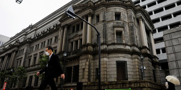 Japon : la banque du japon maintient ses previsions prudentes et sa politique monetaire[reuters.com]