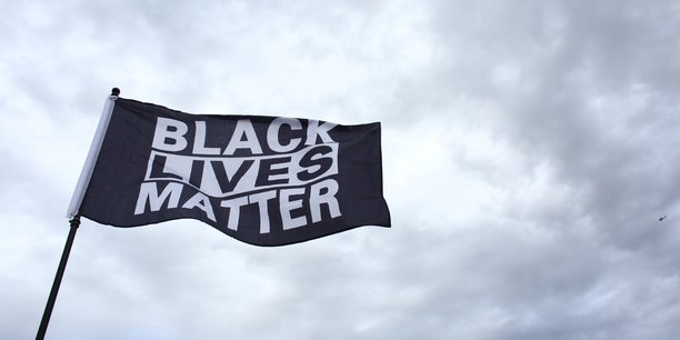 L'expression stay woke (restez éveillés) a commencé à être utilisée au début du mouvement Black Lives Matter aux Etats-Unis (lequel a vu le jour après l'acquittement d'un veilleur de nuit qui avait tué un jeune homme noir en 2013). Les militants de ce mouvement dénoncent un racisme systémique.