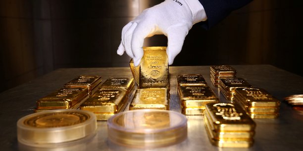 L'or compte aussi ses détracteurs, parmi lesquels l'économiste John Maynard Keynes qui avait raillé le précieux métal en le qualifiant de relique barbare.
