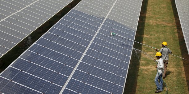 Selon MSCI, fournisseur d'indices, l'intensité carbone du Chinois Xinyi Solar Holdings, l'un des premiers fabricants au monde de verre solaire, atteint 1.627 tonnes de CO2 par million de dollars de chiffre d'affaires alors qu'elle n'est que de 218 pour le pétrolier Royal Dutch Shell.