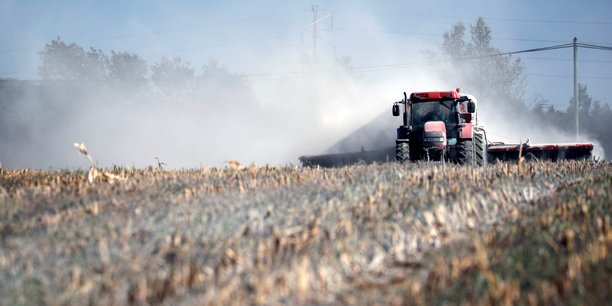 Lors de l'annonce de cette aide, en mai 2020, le ministère de l'Agriculture avait souligné qu'elle s'inscrivait en cohérence avec le nouveau dispositif mis en œuvre au 1er janvier 2020 pour renforcer la protection des riverains lors de l'utilisation des produits phytosanitaires: les zones de non traitement (ZNT) aux pesticides.