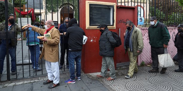 Buenos Aires, Argentine : des gens font la queue à la soupe populaire, le 23 juillet 2020.