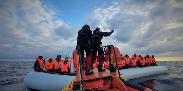 Des migrants portant des gilets de sauvetage sur un canot pneumatique sont photographiés lors d’une opération de sauvetage menée par le navire de sauvetage Ocean Viking exploité par MSF-SOS Mediterranee, au large de la Libye en mer Méditerranée, le 18 février 2020. Hannah Wallace Bowman / MSF via REUTERS.